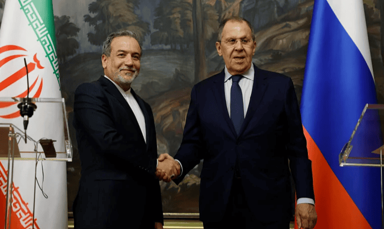 Ruski ministar vanjskih poslova Sergej Lavrov (desno) i ministar vanjskih poslova Irana Abaso Araghchi (lijevo)