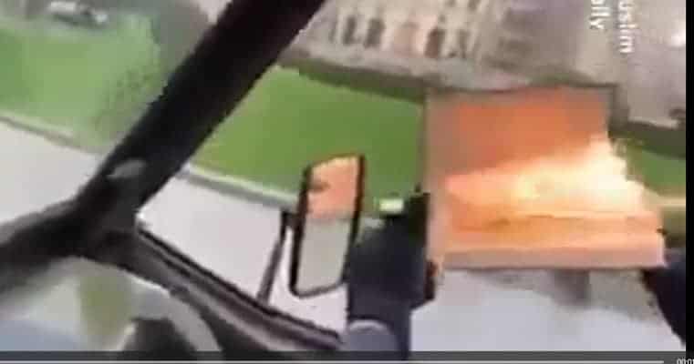 Spalio Kur'an na ulici, pa ga žena pojurila i prevrnula na autoputu