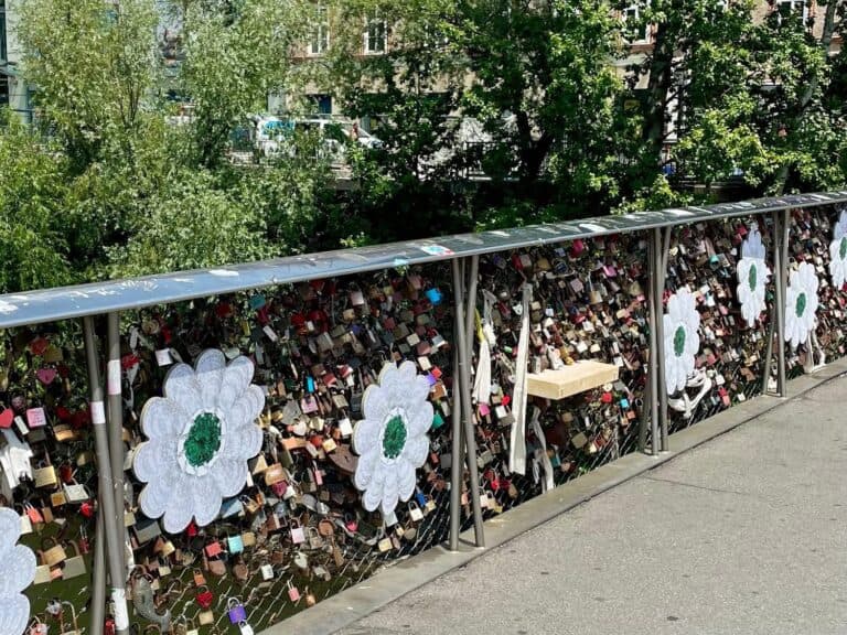 U Grazu uništen spomenik posvećen žrtvama genocida u Srebrenici