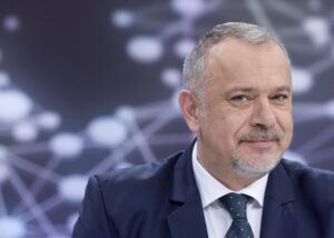 Zoran Šprajc piše da javnost vjerovatno nikada neće saznati šta je stvarno motivisalo katarskog emira da pokrene, a zatim i ugasi ovaj regionalni projekt.