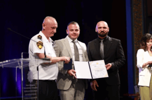 Ramo Isak uručio sinu Rusmiru zlatnu značku