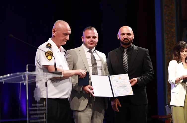 Ramo Isak uručio sinu Rusmiru zlatnu značku