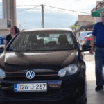 Direktor iz Visokog poklonio dugogodišnjoj radnici automobil kao znak zahvalnosti za 20 godina lojalnosti.