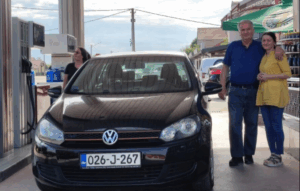 Direktor iz Visokog poklonio dugogodišnjoj radnici automobil kao znak zahvalnosti za 20 godina lojalnosti.