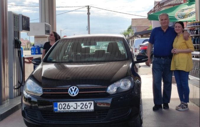 Direktor iz Visokog poklonio dugogodišnjoj radnici automobil kao znak zahvalnosti za 20 godina lojalnosti.