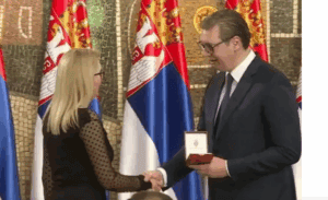 Vedrana Mijović dobija orden od Vučića