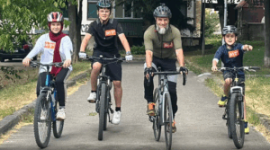 Ešef Muradbašić već godinama sa svoje troje djece, Muhamedom (13), Merjem (11) i Hamzom (8), učestvuje u biciklističkom maratonu Bihać-Srebrenica