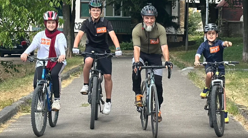 Ešef Muradbašić već godinama sa svoje troje djece, Muhamedom (13), Merjem (11) i Hamzom (8), učestvuje u biciklističkom maratonu Bihać-Srebrenica