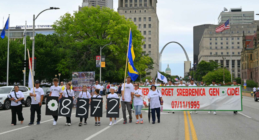 Snažna poruka iz Sent Luisa: Američki lideri i preživjeli genocida obilježili 30 godina od Srebrenice – uz tišinu, suze i odlučnost