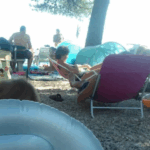 Na prepunoj plaži u Promajni, popularnom turističkom mjestu u blizini Baške Vode u Hrvatskoj, u ponedjeljak se dogodila tragedija koja je šokirala mnoge prisutne turiste.