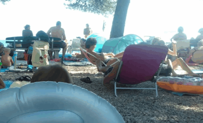 Na prepunoj plaži u Promajni, popularnom turističkom mjestu u blizini Baške Vode u Hrvatskoj, u ponedjeljak se dogodila tragedija koja je šokirala mnoge prisutne turiste.
