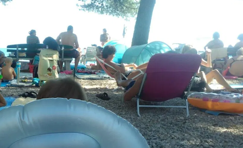 Na prepunoj plaži u Promajni, popularnom turističkom mjestu u blizini Baške Vode u Hrvatskoj, u ponedjeljak se dogodila tragedija koja je šokirala mnoge prisutne turiste.