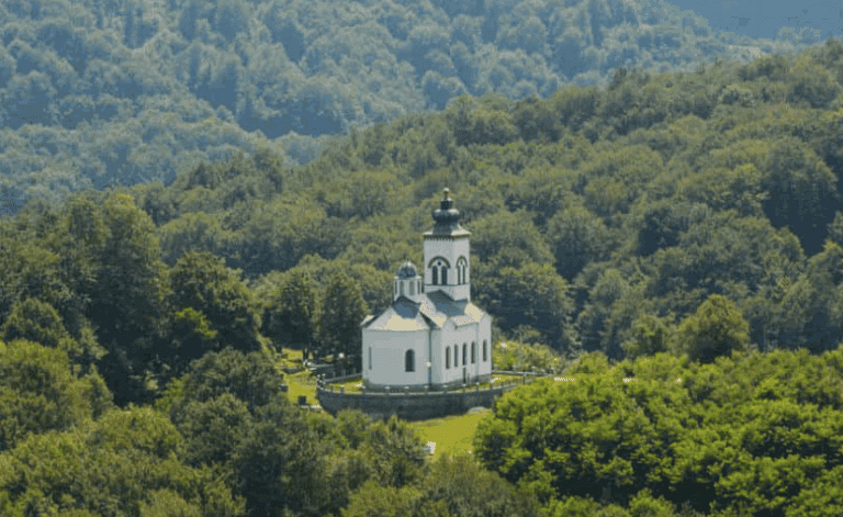 U selu Kravica, jedna crkvena zgrada je tokom rata korištena kao prostor za zatvaranje i zatočenje bošnjačkih civila – komšija iz lokalne zajednice.
