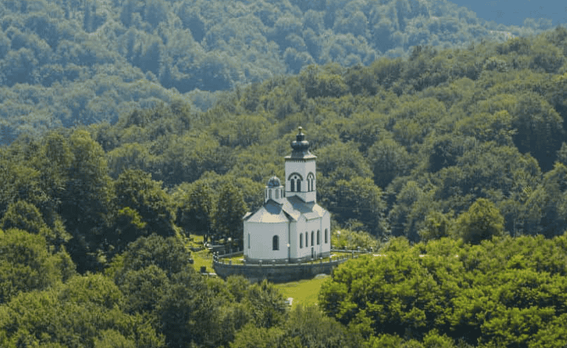U selu Kravica, jedna crkvena zgrada je tokom rata korištena kao prostor za zatvaranje i zatočenje bošnjačkih civila – komšija iz lokalne zajednice.