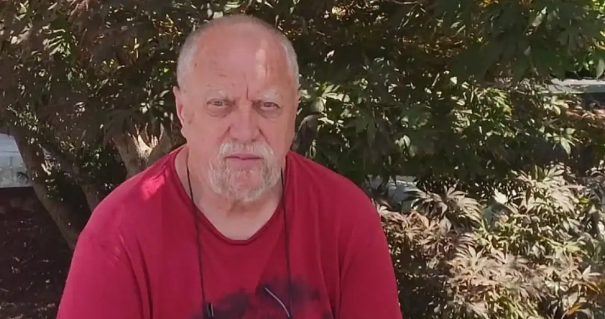 Aleksandar Knjeginjić, osuđeni ratni zločinac iz Prijedora, ponovo je uzburkao javnost svojim brutalnim i ratnohuškačkim objavama na društvenim mrežama